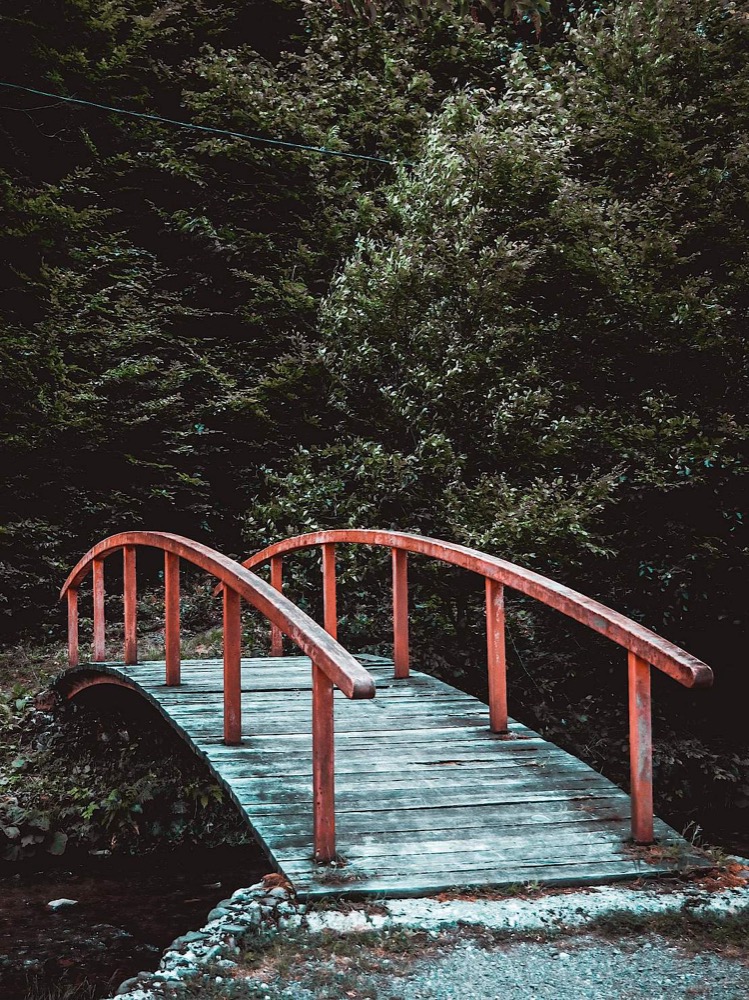 Eine kleine Brücke über einen Fluss